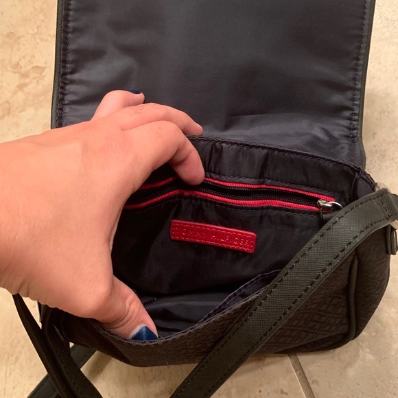 Tommy Hilfiger crossbody purse - Picture 6 of 6